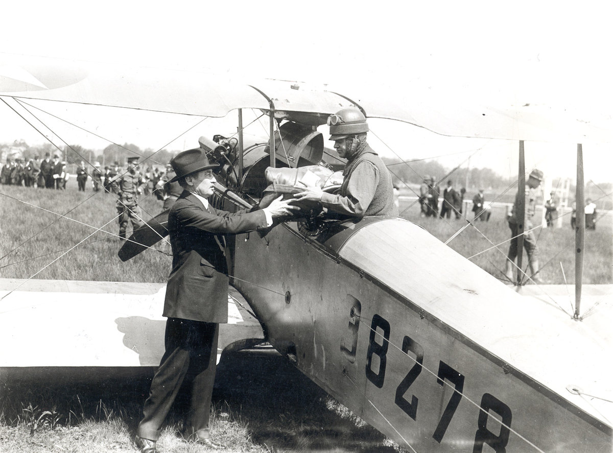 New York City Postmaster with Airmail pilot in 1918