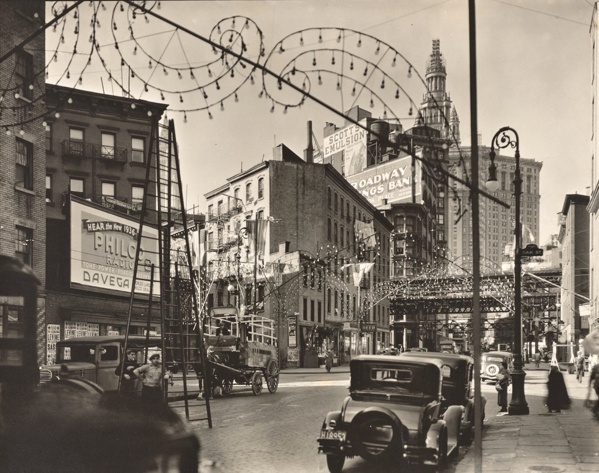 Street lighting in New York City, 1935